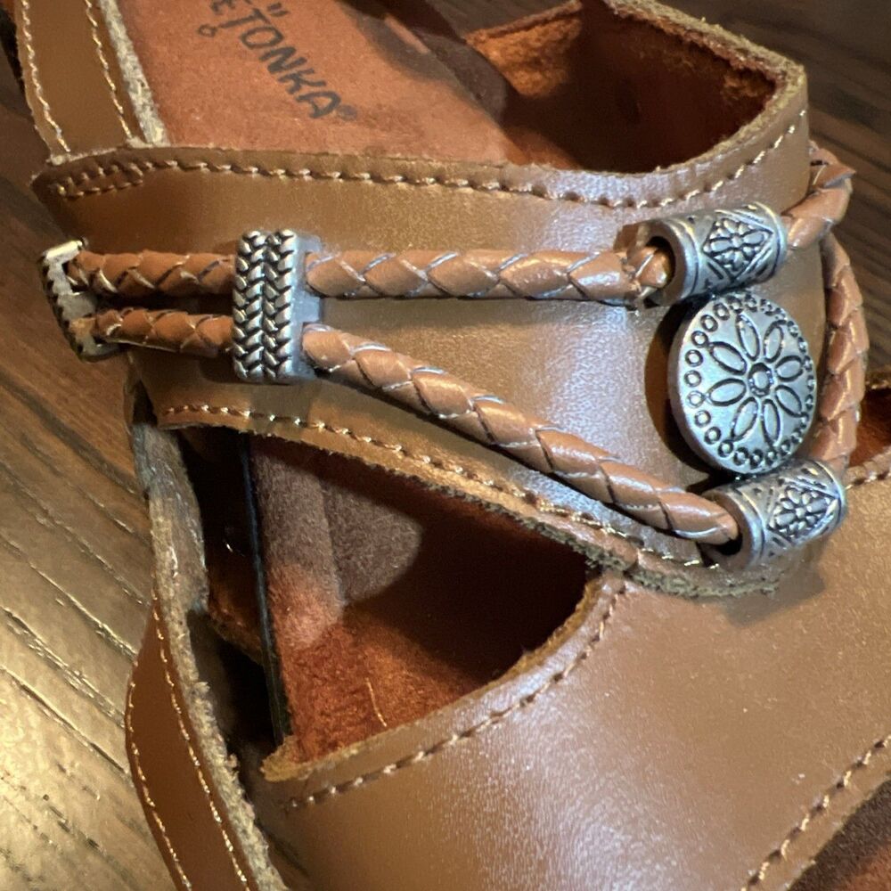Minnetonka Women's Shoes  Brown Leather Conch strap Sandals Size 7.5